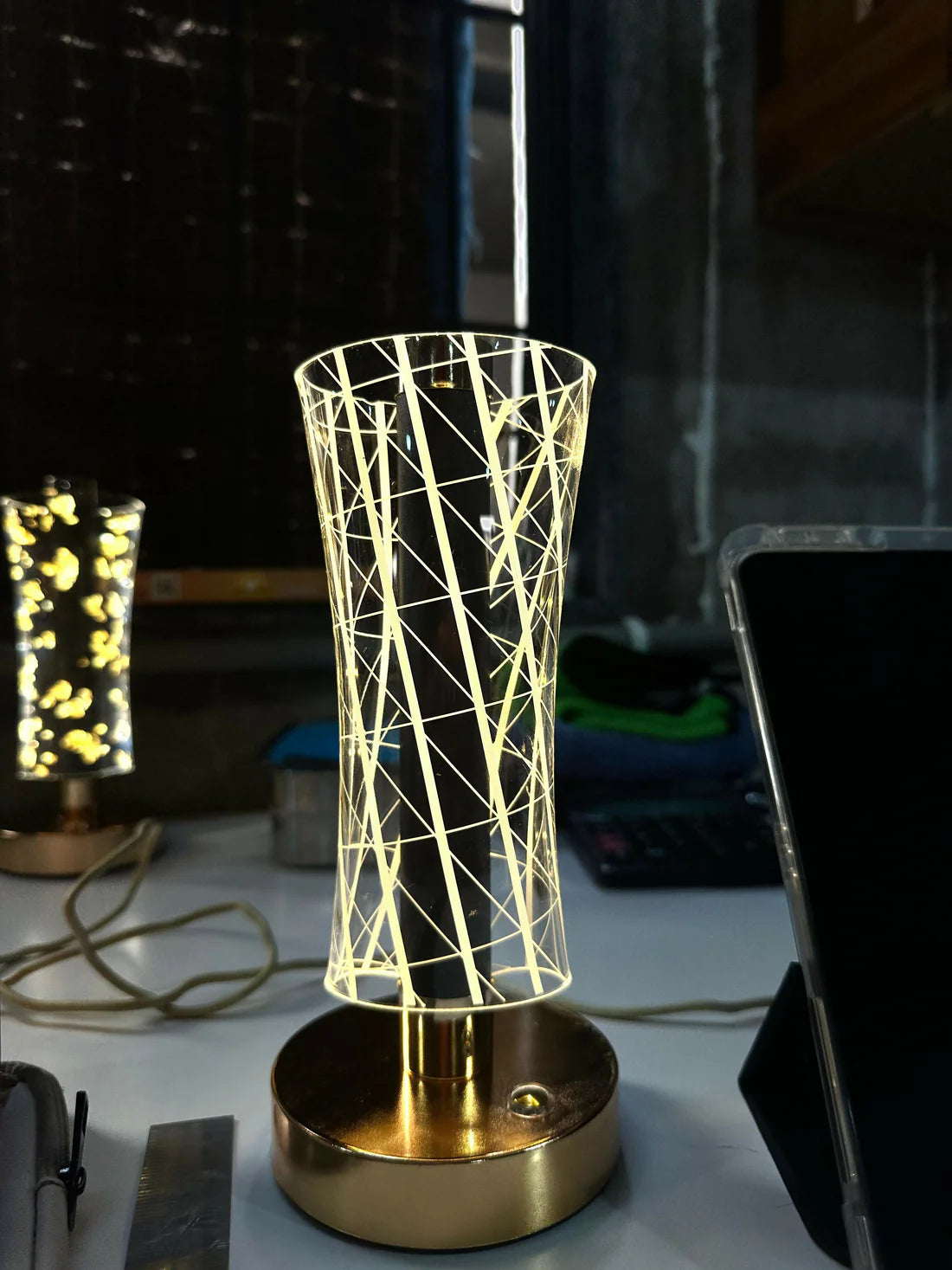 LOVEDECOR Acrylic 3D Illusion LED Table Lamp for Home Décor